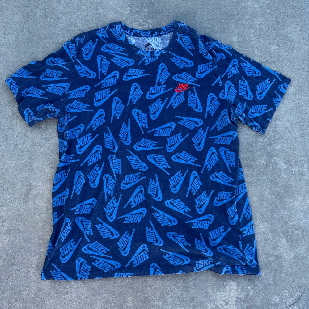 the nike tee short sleeve shirt blue red swoosh t-shirt urban fashion streetwear